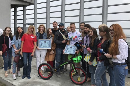 Польський спортсмен Кристіан Герба підкорив на велосипеді київську висотку «Гулівер»