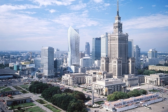 В ходе декоммунизации польские власти хотели снести здание "университета", подаренное Варшаве Сталиным