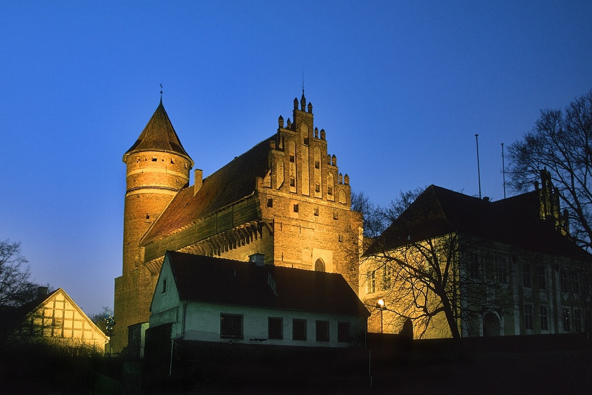 Ольштинський замок уночі